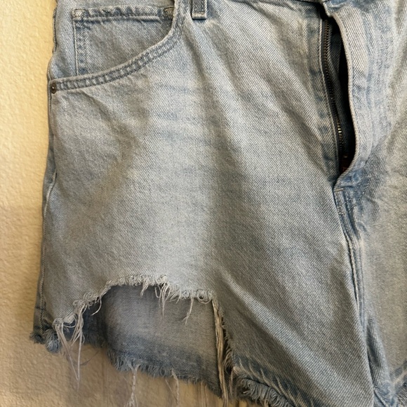 Levi’s High Rise Mom Short - Picture 4 of 10